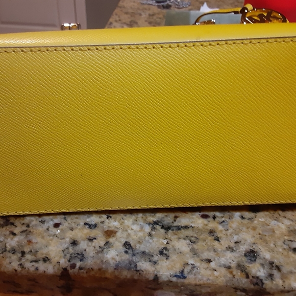 Medium size Mustard colored MK purse - Picture 4 of 4
